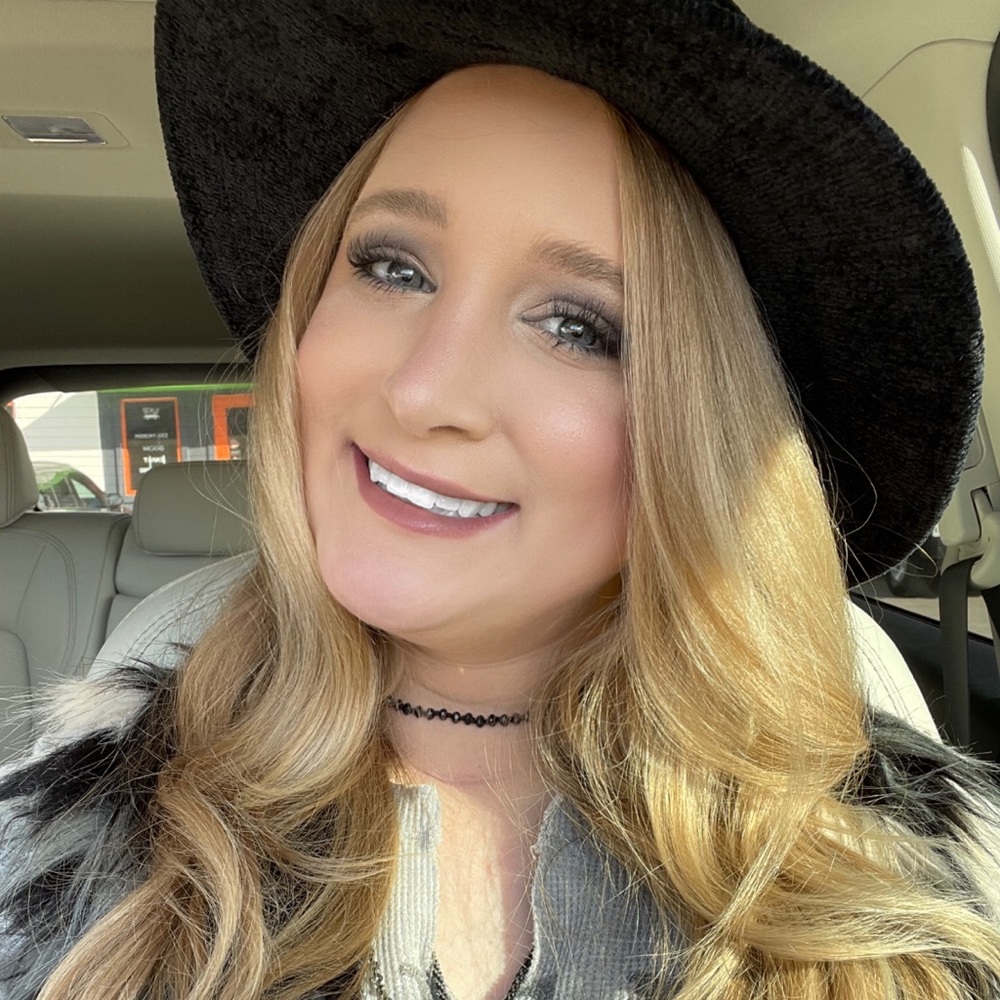 Meet your Posher, Elissa